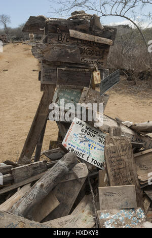 Elk218-5550v Ecuador, Galapagos, isola Floreana, Post Office Bay, Whaler's postbox Foto Stock