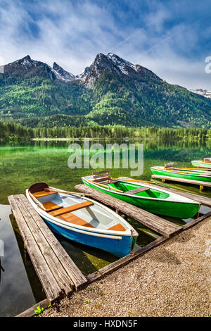 Barche colorate sul lago Hintersee nelle Alpi, Germania Foto Stock