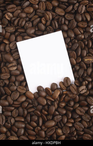 I chicchi di caffè con nota lo slittamento della carta, Kaffeebohnen mit Notizzettel Foto Stock