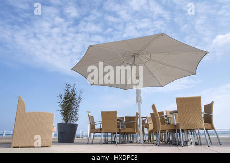 Sede possibilità nel lungomare, Sitzmoeglichkeit an der Strandpromenade Foto Stock