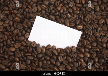 I chicchi di caffè con nota lo slittamento della carta, Kaffeebohnen mit Notizzettel Foto Stock