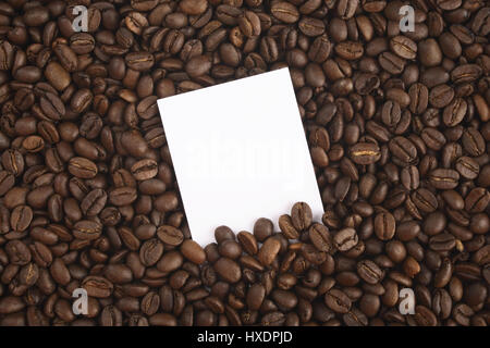 I chicchi di caffè con nota lo slittamento della carta, Kaffeebohnen mit Notizzettel Foto Stock
