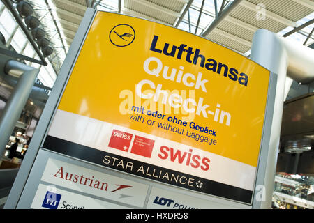 Verificare nel terminale della Lufthansa, Terminale Check-in der Lufthansa Foto Stock