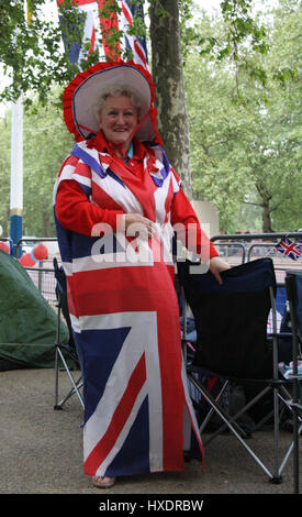 Appassionato di ROYAL ROYAL WEDDING PREPARAZIONE 28 aprile 2011 THE MALL London Inghilterra England Foto Stock