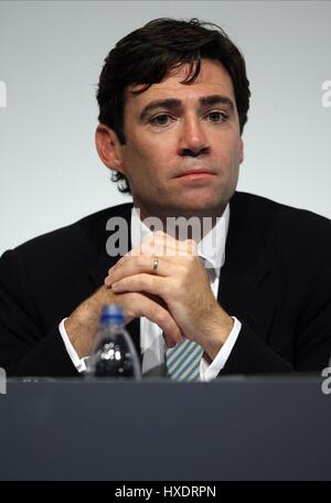 ANDY BURNHAM MP OMBRA DEL SEGRETARIO DI STATO PER IL 28 SETTEMBRE 2011 LA AAC LIVERPOOL ENGLAND Foto Stock