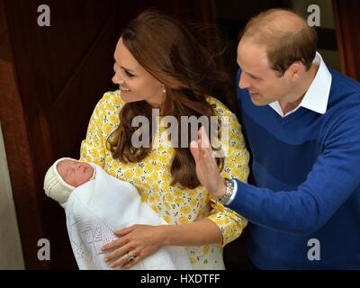 La Duchessa e DUCA DI CAMBRIDGE DETIENE LA PRINCIPESSA DI CAMBRIDGE denominato PRINCESS CHARLOTTE ELIZABETH DIANA HRH Principessa Charlotte di C Foto Stock