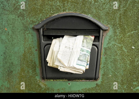 Cassetta postale con un vecchio giornale, casella di caratteri con nel giornale precedente |, Briefkasten mit einer älteren Tageszeitung |Letterbox con una precedente news Foto Stock