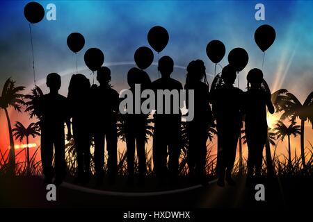 Digital composito di sagome di bambini con palloncini contro la vista al tramonto con palme Foto Stock