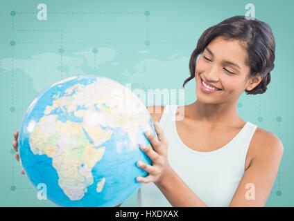 Digital composito della donna con il mondo contro la mappa verde Foto Stock