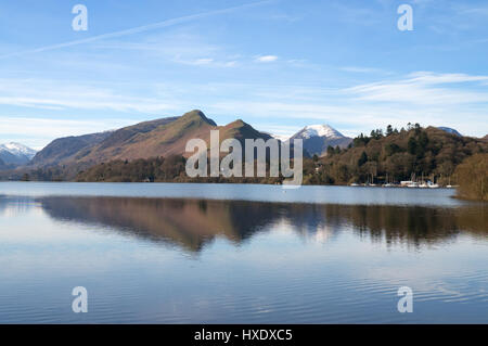 Cat campane cadde riflessa in Derwentwater, Keswick, England, Regno Unito Foto Stock