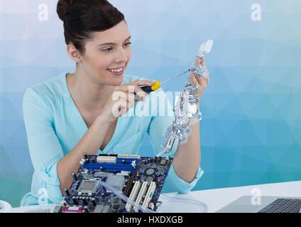 Composito Digitale della donna con elettronica contro il vettore blu mesh Foto Stock