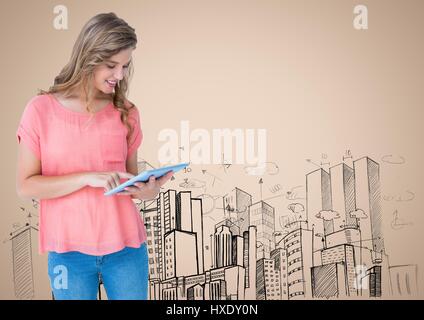 Composito Digitale della donna con la compressa contro la costruzione di disegno e di sfondo color crema Foto Stock