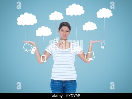 Composito Digitale della donna di decidere o scegliendo tehcnology telefoni portatili compresse appesi da nuvole con palme aperto han Foto Stock