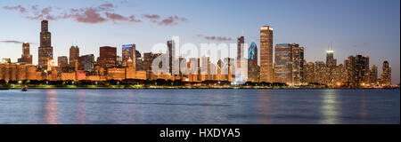 Sullo skyline di Chicago al tramonto sul Lago Michigan Foto Stock