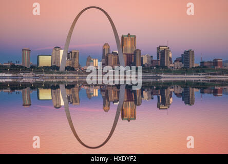 Sunrise riflessione della St Louis skyline lungo il fiume Mississippi Foto Stock