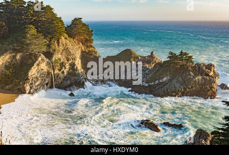 McWay Cade vicino a Big Sur in California in Julia PFEIFFER Membro Park Foto Stock