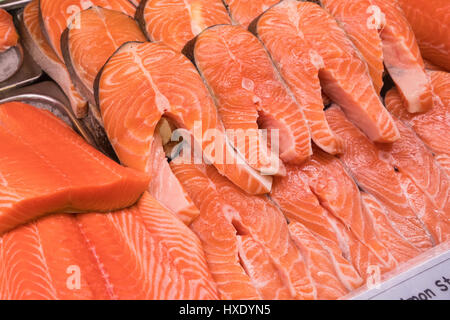 Salmone fresco bistecche e filetti su ghiaccio in un mercato del pesce Foto Stock