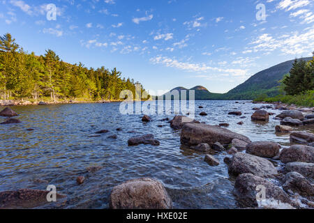Mattina Lungo la costa rocciosa di Jordan Pond nel Parco Nazionale di Acadia, isola di Mount Desert, Maine Foto Stock