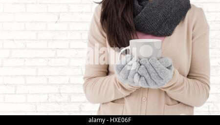 Digital composito di donna metà sezione con la polka dot mug bianco contro un muro di mattoni Foto Stock