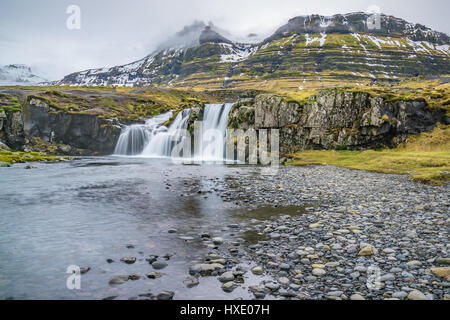 Kirkjufellsfoss è uno dei più celebri cascate lungo la penisola di Snaefellsness di Islanda Foto Stock