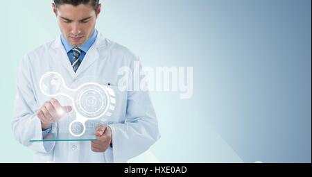 Composito Digitale dell uomo in camice bianco con interfaccia e svasatura sulla periferica di vetro contro sfondo blu Foto Stock