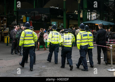 Gruppo Metropolitan Police Officers Constables Walking Borough Market Londra Regno Unito Foto Stock