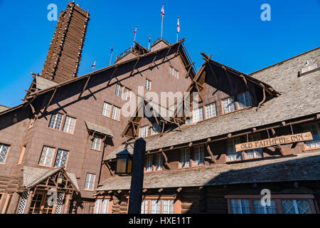 YELLOWSTONE, WY - 27 settembre: Esterno della storica Old Faithful Inn nel Parco Nazionale di Yellowstone, Wyoming. Costruito nel 1904, la locanda è considerato Foto Stock