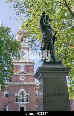 Independence Hall di Filadelfia, Pennsylvania con la Commodore Barry statua in primo piano. Foto Stock