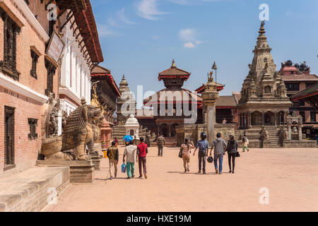 I turisti che visitano il quadrato di Durbar in bhaktapur, Nepal - 20 marzo 2015 Foto Stock