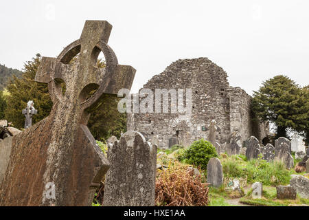 Cimitero irlandese a Gledalough città monastica. Il sito è uno dei primi cristiani insediamento monastico fu fondato da San Kevin nel VI secolo Foto Stock