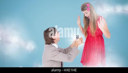 Composito Digitale dell'uomo propone di donna contro sfondo blu con le nuvole Foto Stock