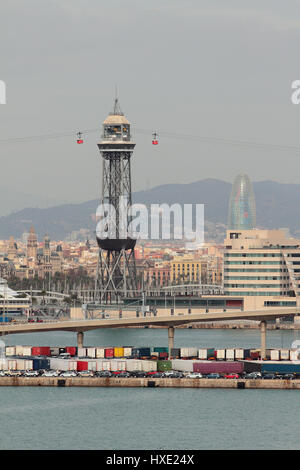 Porto, torre di funivia e città. Barcelona, Spagna Foto Stock