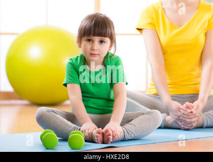 La madre e il bambino trascorrendo il tempo facendo fitness Foto Stock