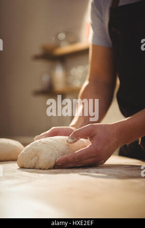 La sezione centrale dei maschi di chef gli impasti in cucina professionale Foto Stock