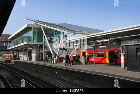 Nuova piattaforma edificio di accesso a Londra, Clapham Junction station. Fornisce step-libero accesso alla occupato binari del treno Foto Stock