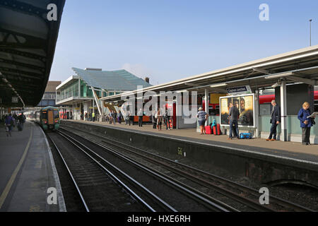 La piattaforma a London Clapham Junction station. Mostra la nuova struttura di accesso fornendo step-libero accesso alla occupato binari del treno Foto Stock