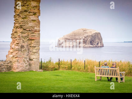 Bass Rock dal castello di Tantallon, East Lothian, Scozia Foto Stock