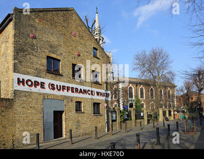 Speranza sofferenza Wharf. Vittoriano ristrutturato in magazzini Rotherhithe, East London, Regno Unito. Accanto alla chiesa di Santa Maria Foto Stock