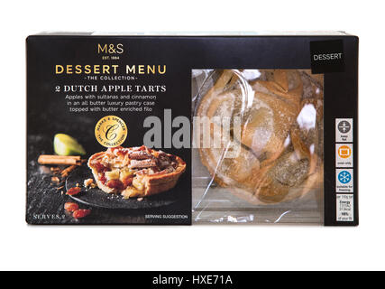 Pacchetto di Marks & Spencer olandese crostate di Apple con uva sultanina e cannella su sfondo bianco Foto Stock