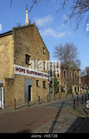 Speranza sofferenza Wharf. Vittoriano ristrutturato in magazzini Rotherhithe, East London, Regno Unito. Accanto alla chiesa di Santa Maria Foto Stock