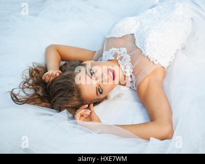 Snello giovane sposa in abito da sposa all'aperto Foto Stock