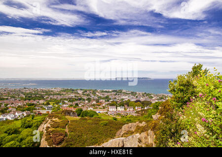 Vista dalla collina Kiliney da Dublino sul villaggio e sulla costa Foto Stock