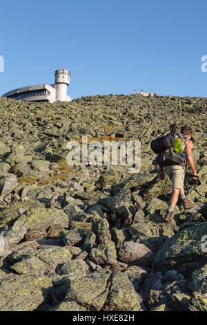 Appalachian Trail - un escursionista si avvicina alla vetta del Monte Washington nelle White Mountains, New Hampshire USA. Foto Stock