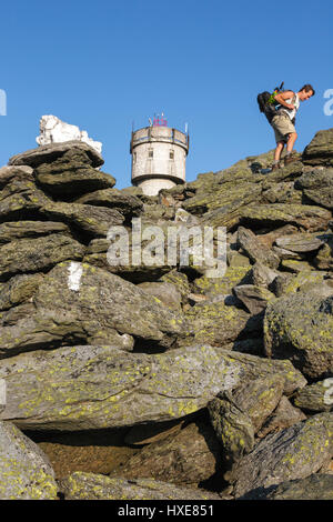 Appalachian Trail - un escursionista si avvicina alla vetta del Monte Washington nelle White Mountains, New Hampshire USA. Foto Stock