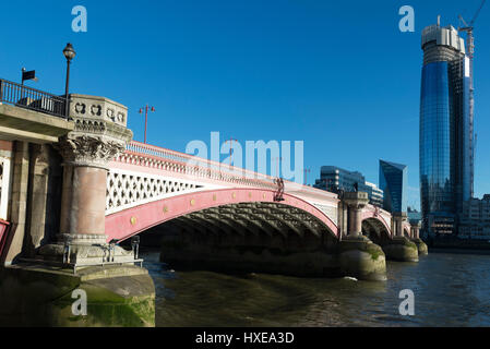 Blackfriars Bridge con la 163m 52 piani di una torre Blackfiars durante la costruzione, London, Regno Unito Foto Stock