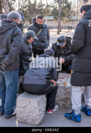 Anziani il popolo cinese a godersi al meglio il loro tempo libero in una giornata invernale presso il Tempio del Paradiso Park di Pechino. Foto Stock