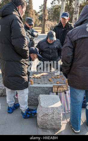 Anziani il popolo cinese a godersi al meglio il loro tempo libero in una giornata invernale presso il Tempio del Paradiso Park di Pechino. Foto Stock