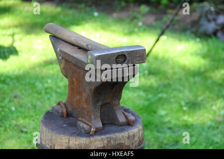 Vecchia mazza su una incudine Foto stock - Alamy