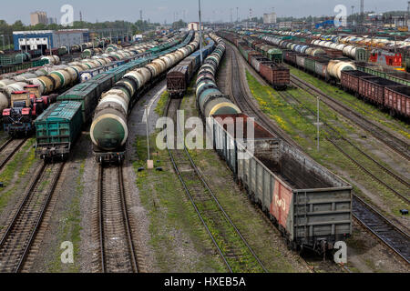 San Pietroburgo, Russia - 22 Maggio 2015: serbatoio olio e i treni sui binari della ferrovia, classificazione cantiere, visione industriale con il lotto di merci convogli ferroviari Foto Stock