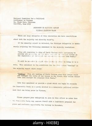 Una guerra del Vietnam era lettera dal Comitato nazionale per una soluzione politica del conflitto in Vietnam intitolato "L'emendamento alla relazione di maggioranza piattaforma Vietnam Plank' invoca la modifica della loro risoluzione della maggioranza se la risoluzione di minoranza è sconfitto, 1967. Foto Stock